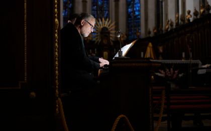 Rakúsky organista Klaus Kuchling opisuje hranie na organ ako lietanie či surfovanie