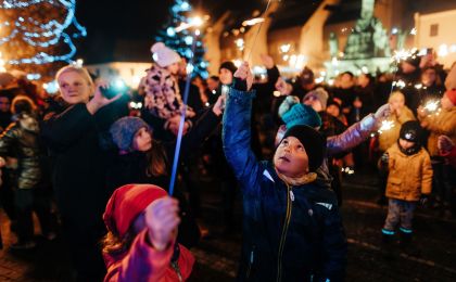 Advent otvoria deti v sprievode s anjelmi. Prinesú vianočné svetlo