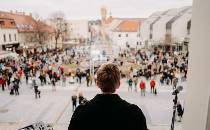 17. novembra ožije slobodou divadelný balkón, námestie aj Mestská veža