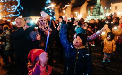 Advent otvoria deti v sprievode s anjelmi. Prinesú vianočné svetlo