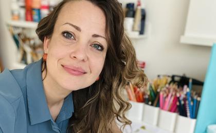 Michaela Paštrnák: Cez bábky sa dieťa učí porozumieť svetu