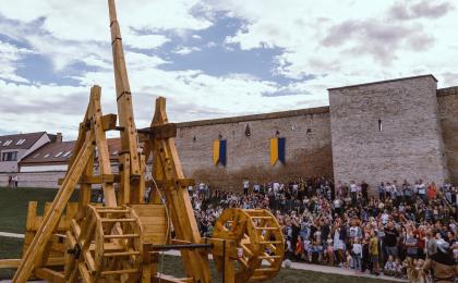 Pri trnavských hradbách stojí replika trebouchetu